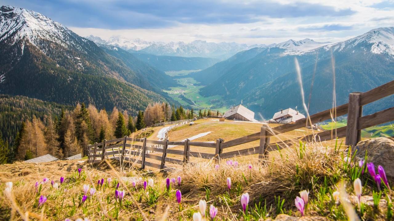 Alm im Gsiesertal mit Blick auf die Dolomiten