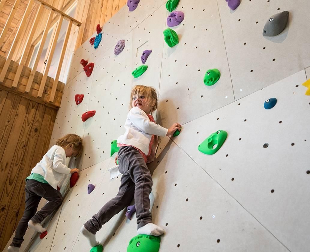 kletterwand indoorspielplatz