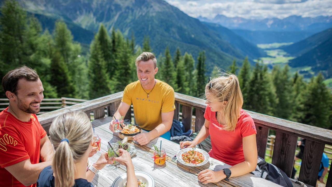 Marende sulla Uwaldalm in Valle di Casies in estate con vista sulle Dolomiti