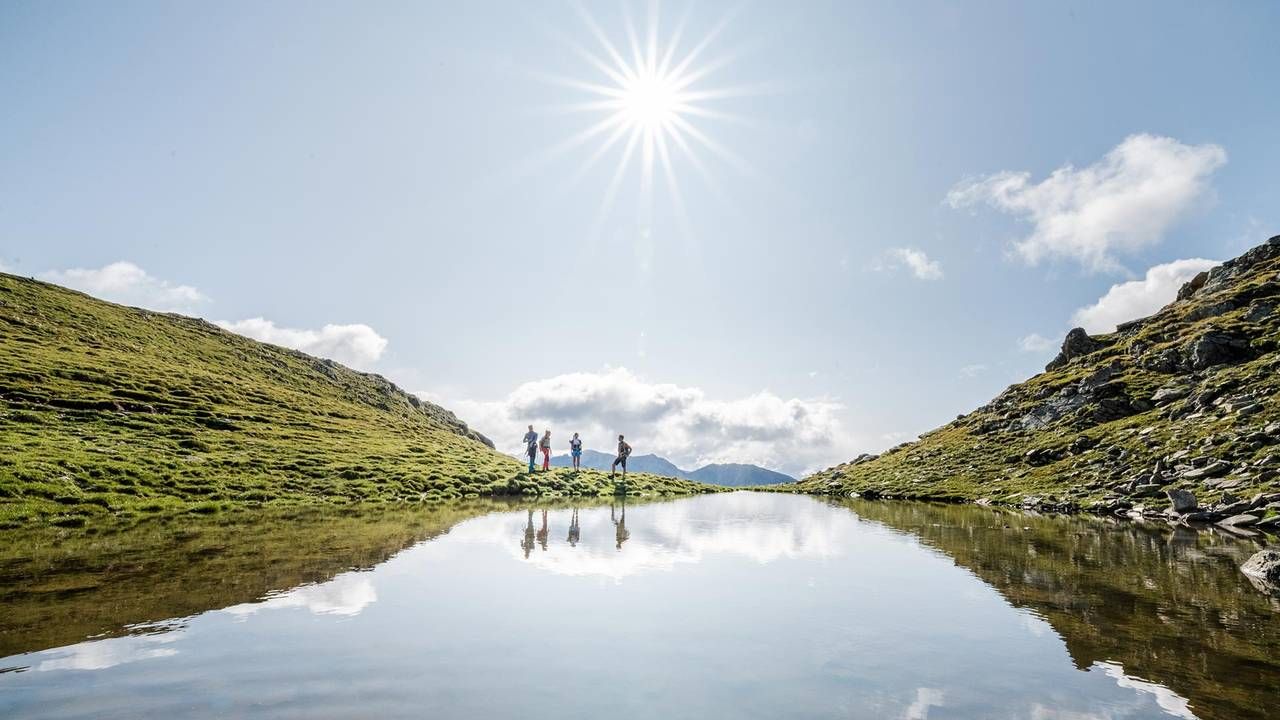 Escursionisti allo Schwarzsee nella Valle di Casies